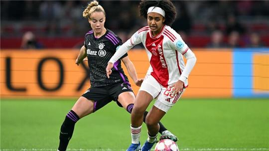 Giulia Gwinn (l) vom FC Bayern München in Aktion geegen Lily Yohannes von Ajax. Spiele der Champions League werden ab sofort kostenfrei gezeigt.