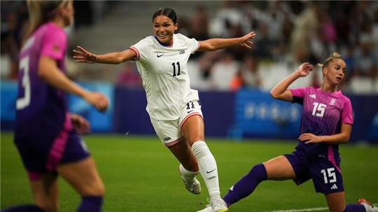 Giulia Gwinn (rechts) kommt zu spät