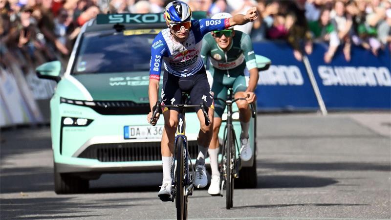 D-Tour: Del Toro holt Blaues Trikot auf Königsetappe zurück Giulio Pellizzari siegte im Sprint vor Isaac del Toro.