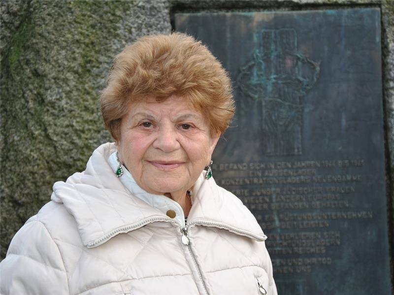Gizella Mann vor dem Gedenkstein in Horneburg zur Erinnerung an das Frauenlager als Außenstelle des KZ Neuengamme, in dem 350 junge jüdische Frauen 1944 bis 1945 gefangen gehalten wurden und als Zwangsarbeiterinnen im Rüstungsbetrieb Sklave