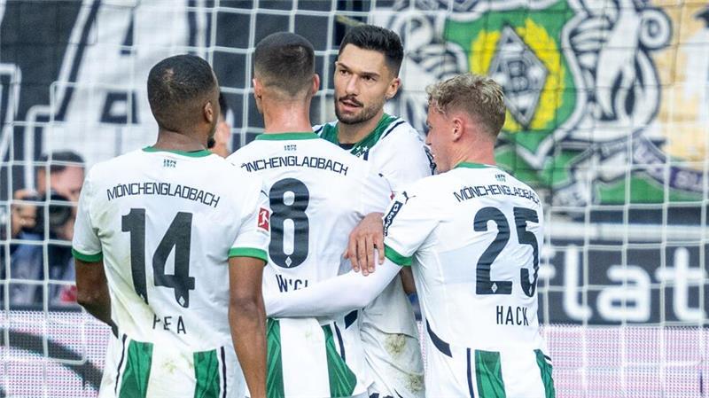 Kleindienst trifft doppelt: Gladbach schlägt Heidenheim Gladbach bejubelt Tim Kleindienst (2.v.r)