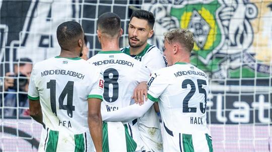 Gladbach bejubelt Tim Kleindienst (2.v.r)