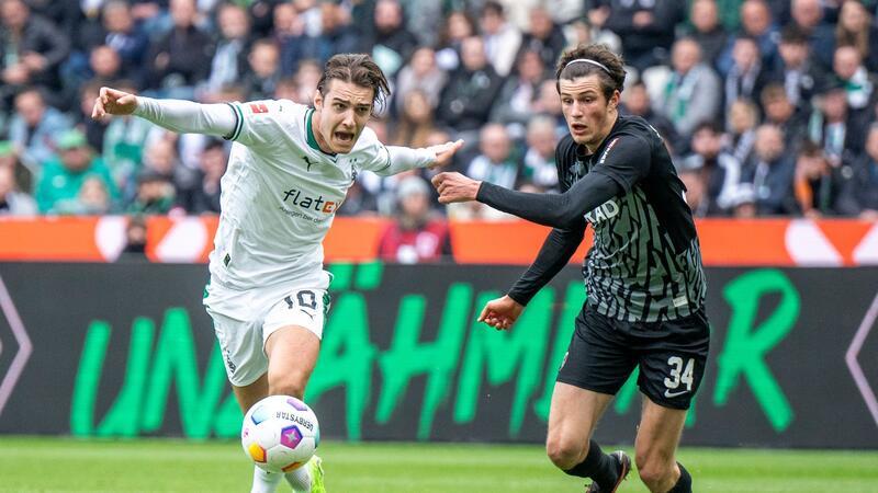 Leverkusen gewinnt wieder spät, Bayern verliert Gladbachs Florian Neuhaus (l) und Freiburgs Merlin Röhl kämpfen um den Ball.