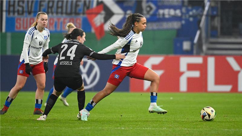 Toptalent lebt Traum: 18-Jährige will HSV heute ins Finale führen Gladbachs Imke Kessels (2.v.l) in Aktion gegen Hamburgs Lisa Baum (r).