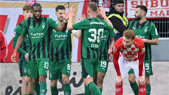 Gladbachs Mannschaft jubelt nach dem Tor zum 1:1.