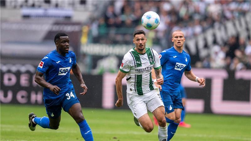 Last-Minute-Schock: Bayerns Meisterparty nach 3:3 verschoben Gladbachs Nationalspieler Tim Kleindienst im Laufduell mit zwei Hoffenheimern.