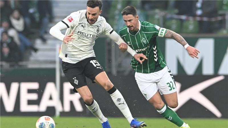 Ausgleich in der Nachspielzeit: Werder rettet spätes 1:1 Gladbachs Torschütze Haris Tabakovic (l) im Zweikampf mit Marco Friedl.