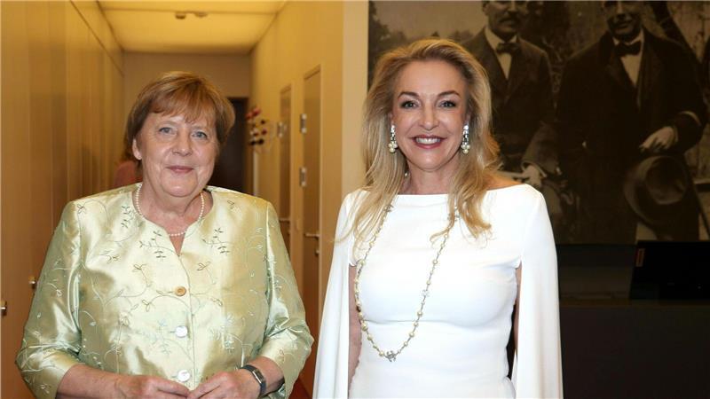Dresscode oder Schlabberlook fürs Opernhaus? Glänzender Blazer in Salzburg: Ex-Kanzlerin Merkel (l.) und Festspielpräsidentin Kristina Hammer. (Archivbild)