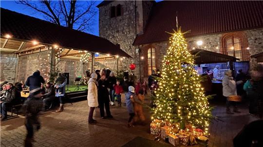 Glänzendes Ambiente beim Adventsmarkt in Oldendorf.