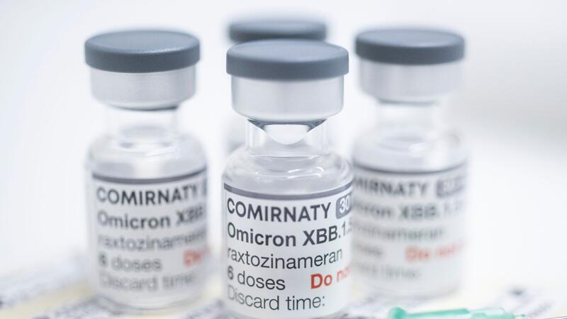 Pharmabranche erwartet nach Corona-Boom Umsatzminus Gläschen mit jeweils sechs Dosen des neuen angepassten Corona-Impfstoffs von Biontech/Pfizer.