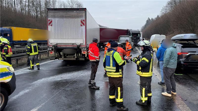 Glätte hat auf der A44 eine Unfallserie ausgelöst.