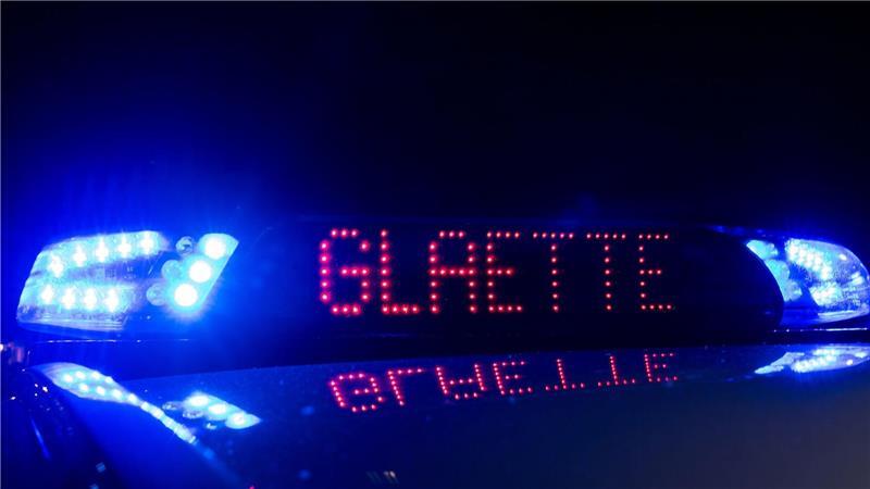 Glätte und Eis sorgen für schwierige Bedingungen auf den Straßen in Schleswig-Holstein. (Symbolbild)