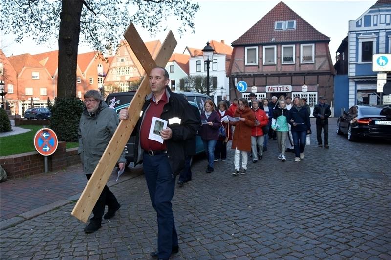 Gläubige aller christlichen Kirchen Buxtehudes begleiten den ökumenischen Kreuzweg. Foto Felsch