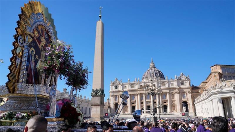 Papst wird wegen „Knotens in der Lunge“ operiert Gläubige auf dem Petersplatz.