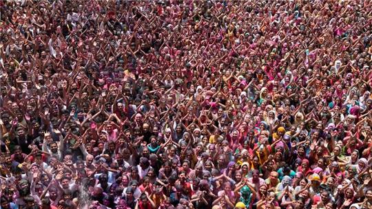 Gläubige jubeln während der Holi-Feierlichkeiten im Kalupur Swaminarayan-Tempel.