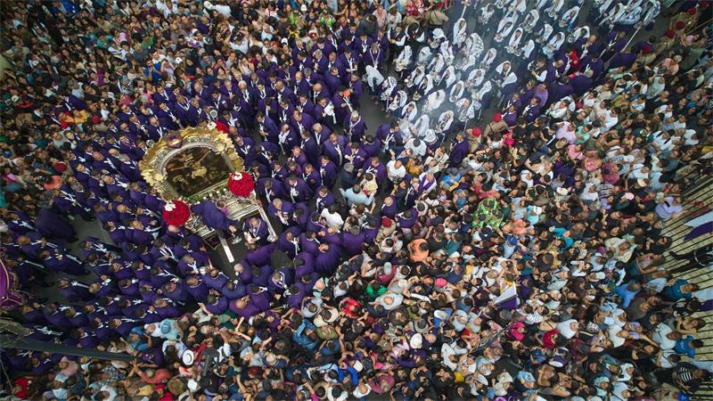 Gläubige nehmen in Lima an einer Prozession zum Festtag des Señor de los Milagros, Herr der Wunder, auch Schwarzer Christus oder Cristo Morado genannt, teil.