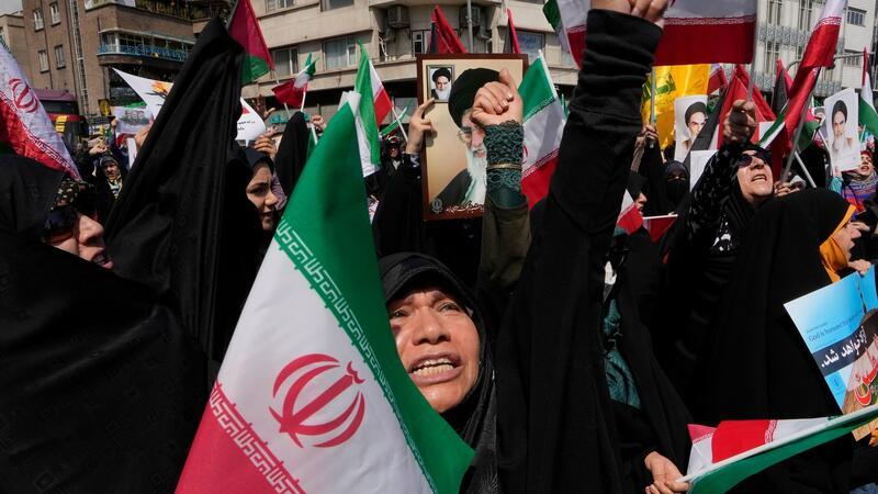 Mutmaßlich israelischer Angriff im Iran Gläubige skandieren Slogans während einer anti-israelischen Versammlung nach dem Freitagsgebet in Teheran. Nach dem mutmaßlich israelischen Angriff im Iran soll der Vorfall untersucht werden.