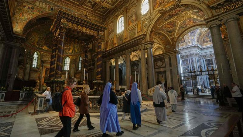 Gläubige und Nonnen gehen in der Basilika Santa Maria Maggiore, wo Papst Franziskus am 26. April beigesetzt wird.