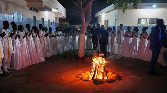 Gläubige versammeln sich während der Osternachtsmesse in Dakar.