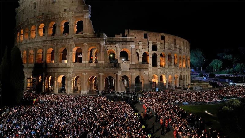 Gläubige warten am Kolosseum in Rom auf die Kreuzweg-Prozession.