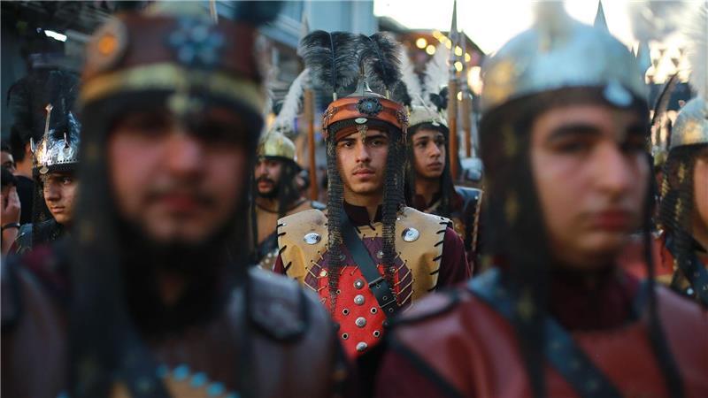 Gläubige ziehen während der Nachstellung der Schlacht von Kerbela durch die Straßen von Bagdad. 
