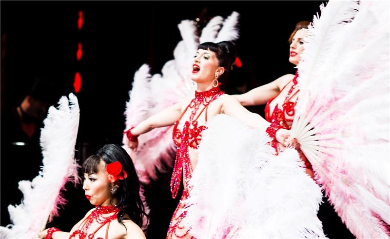 „Glamour pur“ lautet das Motto, das Evie Niessner alias Miss Evi und ihre Truppe von „Let´s Burlesque“ auf der Bühne verkörpern. Foto thepaulgreen