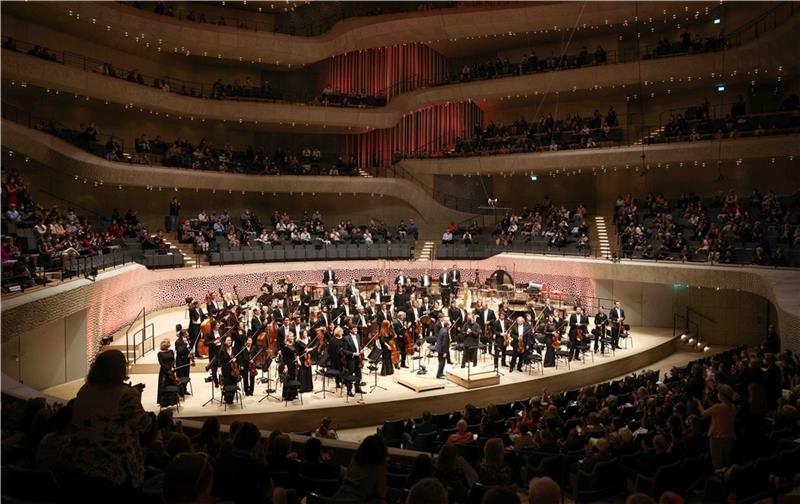 Glanzvoll hat das NDR Elbphilharmonie Orchester am Mittwochabend die neue Konzertsaison in der Elbphilharmonie eröffnet. Foto: Charisius/dpa