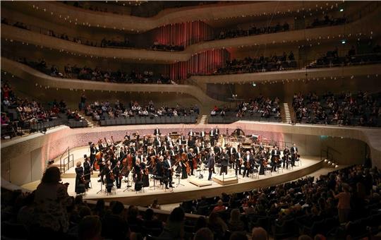 Freude am gemeinsamen Konzerterlebnis in der Elbphilharmonie Glanzvoll hat das NDR Elbphilharmonie Orchester am Mittwochabend die neue Konzertsaison in der Elbphilharmonie eröffnet. Foto: Charisius/dpa
