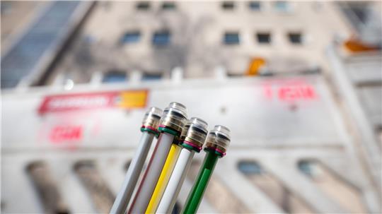 Glasfaser-Kabel an einem Berliner Wohnhaus.