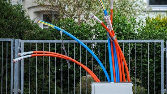 Glasfaser-Kabel an einem Schaltschrank.