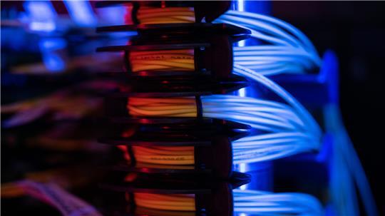 Glasfaserbündel liegen in einem Serverschrank. Prorussische Hacker haben nach einem Bericht der «Süddeutschen Zeitung» die Webseite des Deutschen Vergabeportals in die Knie gezwungen. 