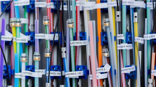 Glasfaserkabel in einem Verteilerkasten - ein Massengeschäft mit Nachfrageschwäche.