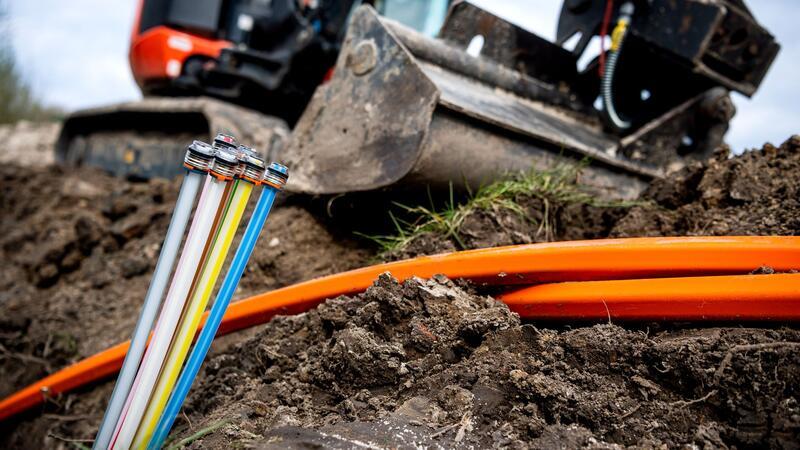 Glasfaser-Ausbau nimmt Fahrt auf Glasfaserkabel liegen auf einer Baustelle.