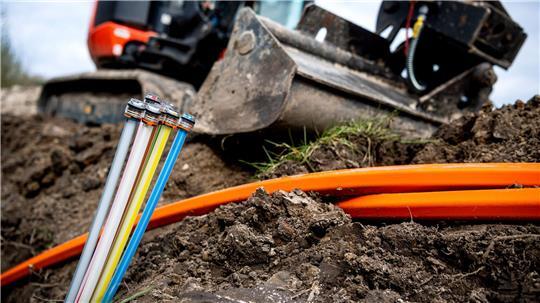Glasfaserkabel liegen auf einer Baustelle. (zu dpa: «Deutschlands Handynetze werden besser»)