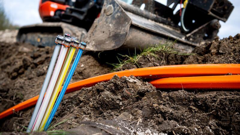 Glasfaser-Streit in Horneburg: Wann kommt endlich schnelles Internet? Glasfaserkabel liegen auf einer Baustelle. (zu dpa: «Deutschlands Handynetze werden besser»)