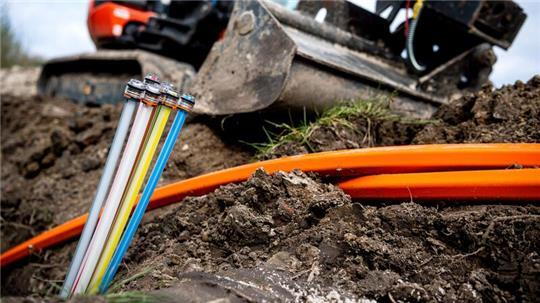 Glasfaserkabel liegen auf einer Baustelle. (zu dpa: «Deutschlands Handynetze werden besser»)