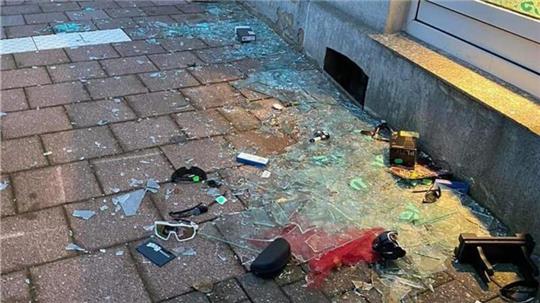 Glassplitter und Ware auf dem Bürgersteig vor dem Fahrradladen Pieper in Bad Bederkesa (Kreis Cuxhaven).
