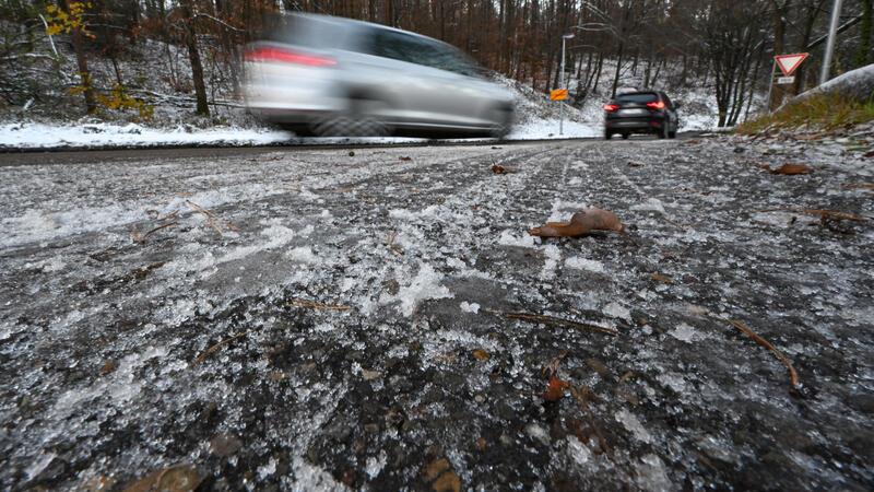 Warnung vor Blitzeis: Straßen im Landkreis Stade extrem glatt Autos fahren auf einer vereisten Straße.
