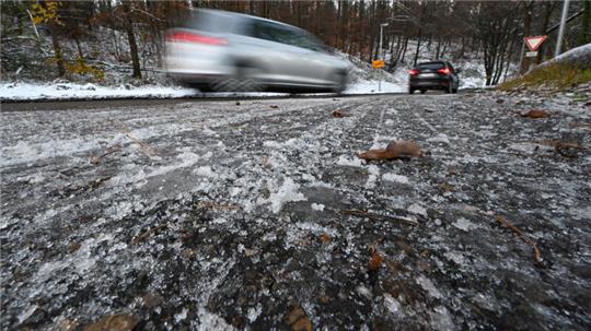  Autos fahren auf einer vereisten Straße. 