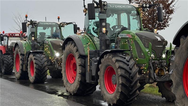 Gleich geht es loooooooos: In Ahlerstedt versammeln sich die ersten Trecker für die Lichterfahrt.