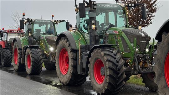 Gleich geht es loooooooos: In Ahlerstedt versammeln sich die ersten Trecker für die Lichterfahrt.