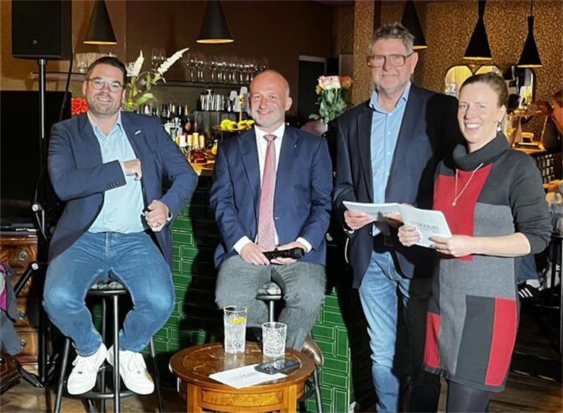 Gleich geht es los: Die Bürgermeisterkandidaten Arne Kramer (CDU) und Kai Koeser (SPD) mit den TAGEBLATT-Moderatoren Lars Strüning und Lena Stehr (von links).