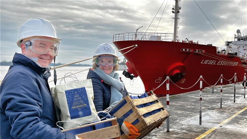 Gleich geht’s auf die Gangway: Sören Schult vom Rotary Club Altes Land und Sabine von der Decken vom Inner Wheel Club Niederelbe bringen Geschenke an Bord.