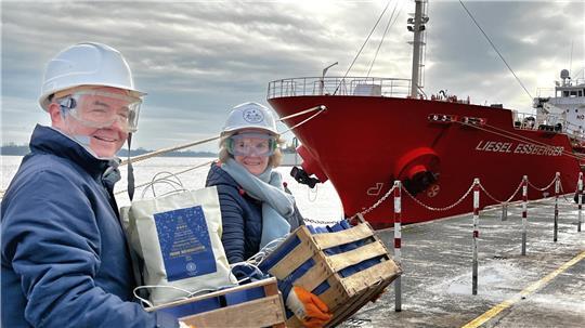 Gleich geht’s auf die Gangway: Sören Schult vom Rotary Club Altes Land und Sabine von der Decken vom Inner Wheel Club Niederelbe bringen Geschenke an Bord.