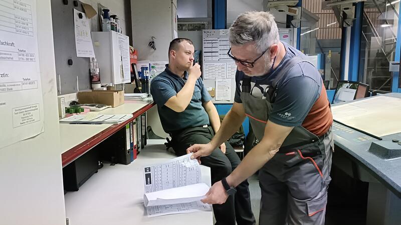 Gleich geht's los: Mattias Bauer (links) wartet, bis Olaf Kavelmacher seine Druckunterlagen noch einmal kontrolliert hat.