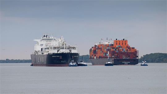 Gleich macht sie fest: Die Energos Force, das schwimmende LNG-Terminal Energos Force auf der Elbe vor dem Industriehafen Stade-Bützfleth.