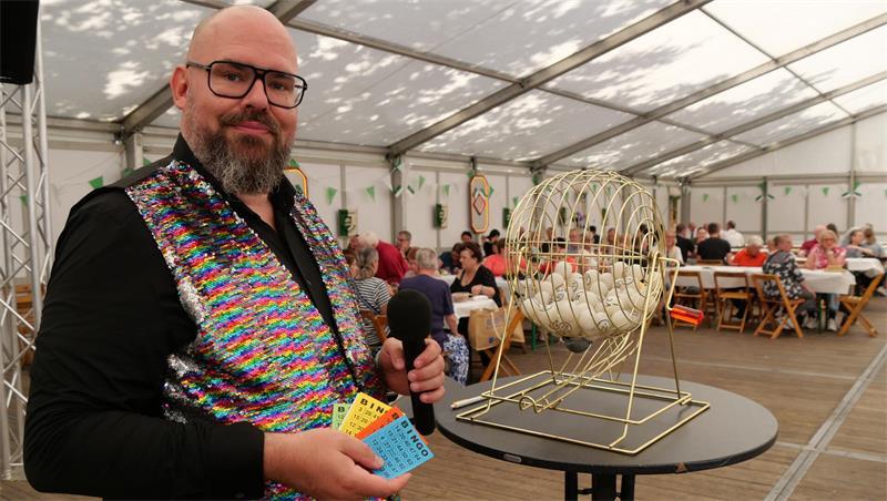 Gleich startet Bingo-Henni die erste Bingoveranstaltung beim Schützenfest in Altkloster.