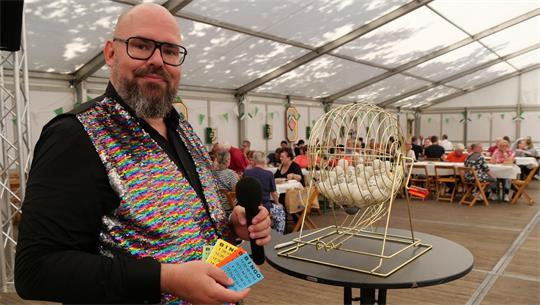 Gleich startet Bingo-Henni die erste Bingoveranstaltung beim Schützenfest in Altkloster.