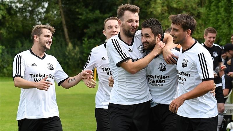 Gleich vier Torschützen beim Jubeln: Alexander Weser, Felix Arlt, Tobias Schröder und Ugur Mercan (von links) haben alle gegen Etelsen getroffen. Robin Brüning (rechts) feiert mit. Foto Schmietow