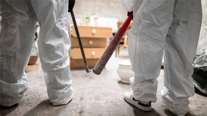 Gleich werden Scherben und Splitter fliegen: Zwei Kunden haben den Wutraum betreten.